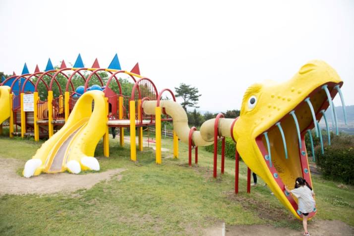 「道の駅 一本松展望園」内の「ミニ鉄道公園」に設置された恐竜スタイルのアスレチック設備「遊多（ゆうた）君」