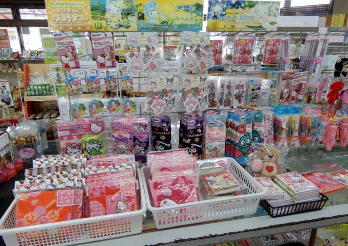 「道の駅 一本松展望園」に併設された「JA一本松直売所」で販売されるキャラクターグッズの数々