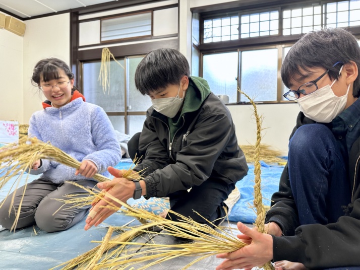 一燈園中学校・高等学校の作務の時間のしめ縄づくり