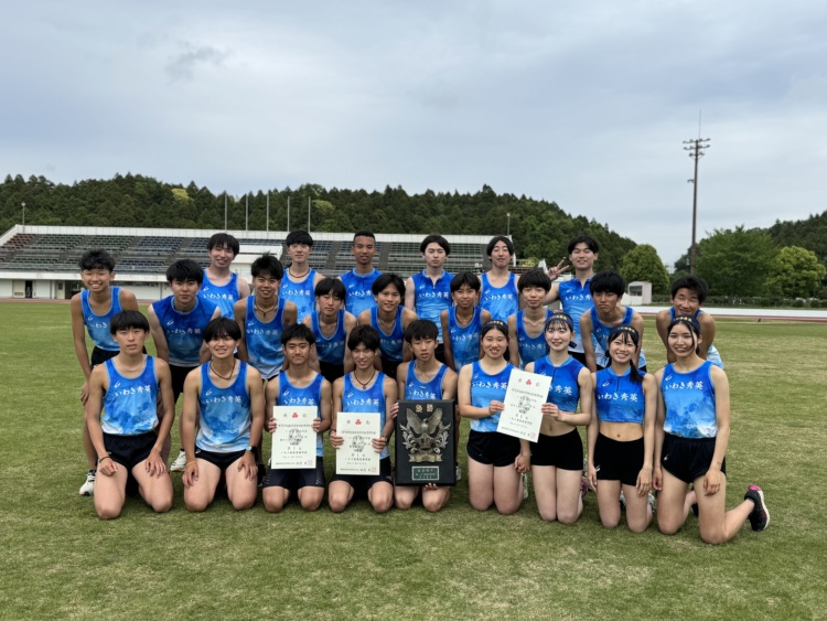 いわき秀英中学校・高等学校の陸上競技部の集合写真