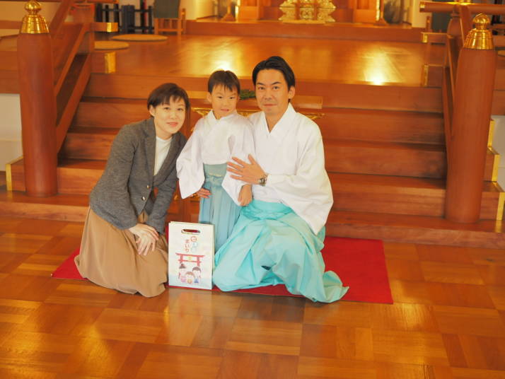 北海道岩内郡にある岩内神社の池田さんご家族