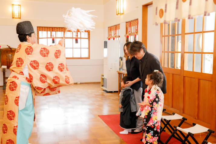 北海道岩内郡の岩内神社の七五三のご祈祷の様子