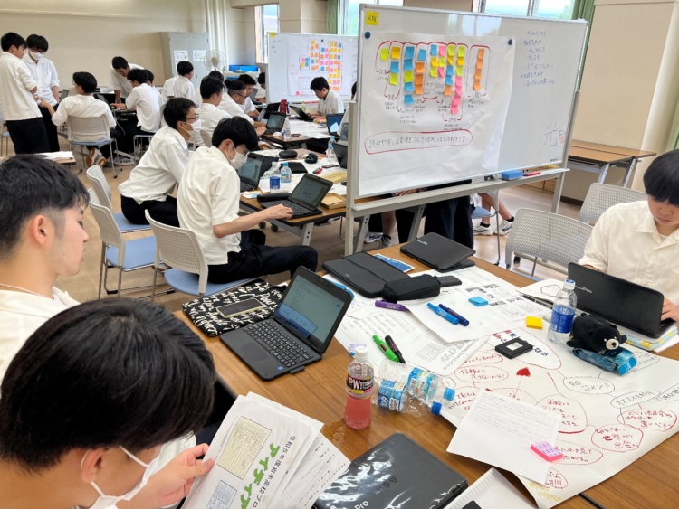 岩手高等学校のプログラミングコースの合宿の様子