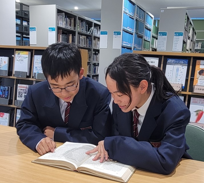 図書館を利用する鹿児島第一中学校・高等学校の生徒