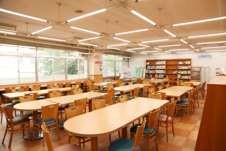 実践学園中学・高等学校の生徒ホール