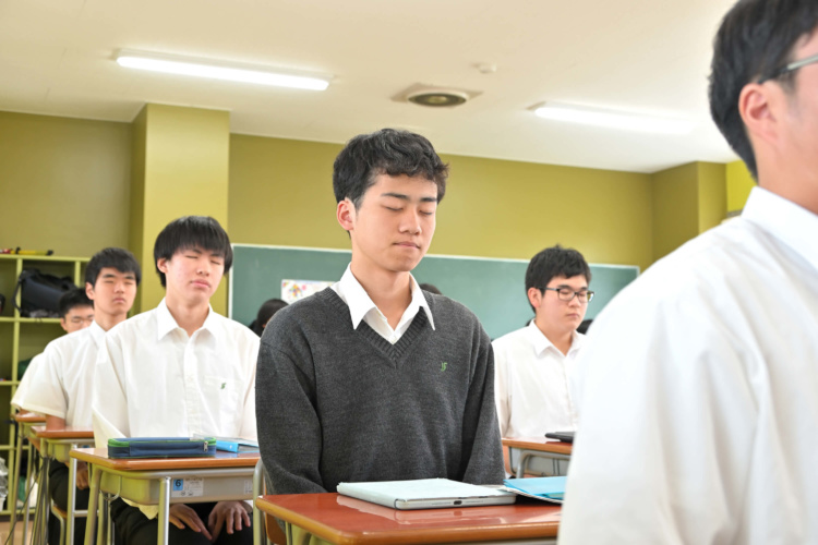 静座を行う城北埼玉中学・高等学校の生徒