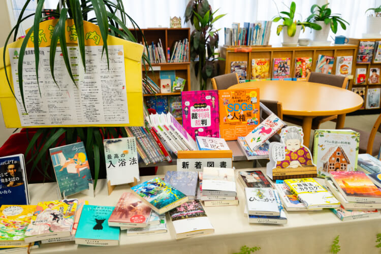 城西中学・高等学校の図書室の新着図書スペース