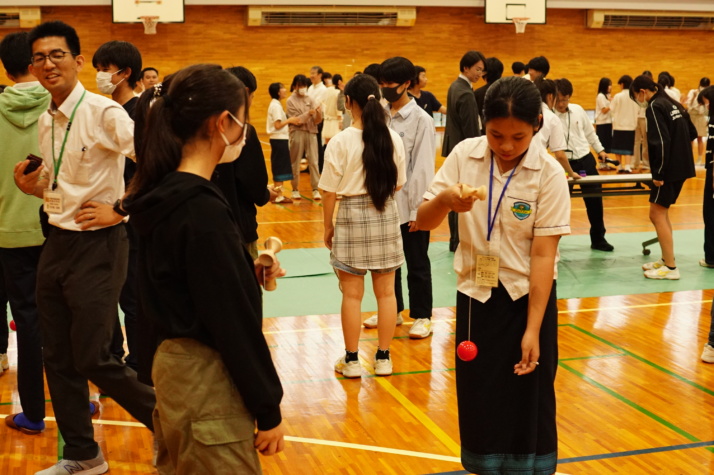 千葉大学教育学部附属中学校を訪問したラオス、台湾の学生との交流の様子