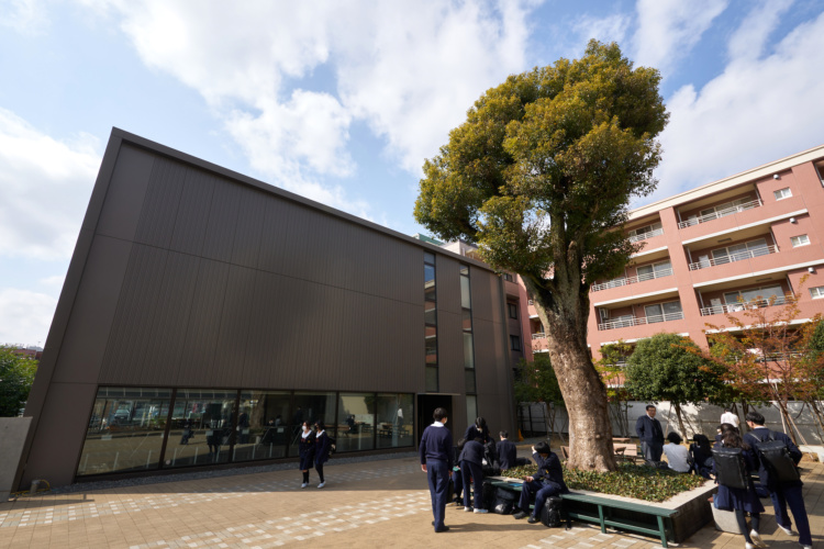 聖徳学園中学・高等学校の13号館と生徒たち