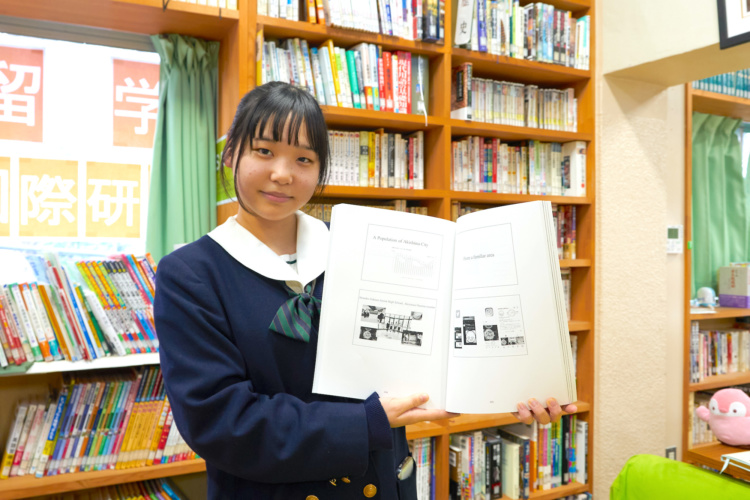 自分で書いた論文を手にする聖徳学園中学・高等学校の生徒