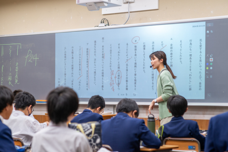 淳心学院中学校・高等学校の電子黒板を使った授業風景