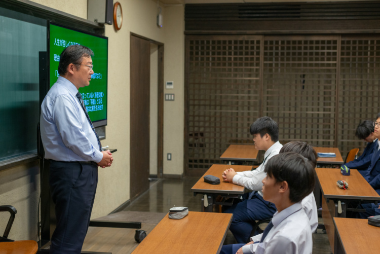 淳心学院中学校・高等学校の宗教の授業風景