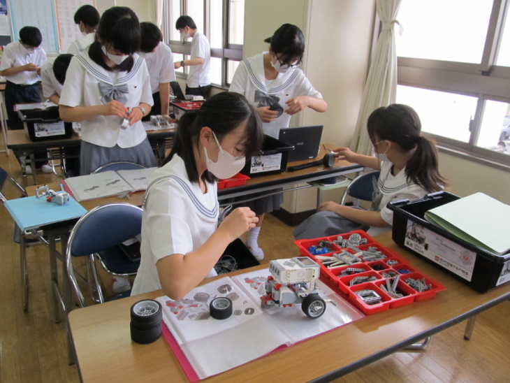 樹徳中学校・高等学校の生徒がロボットを組み立てるようす