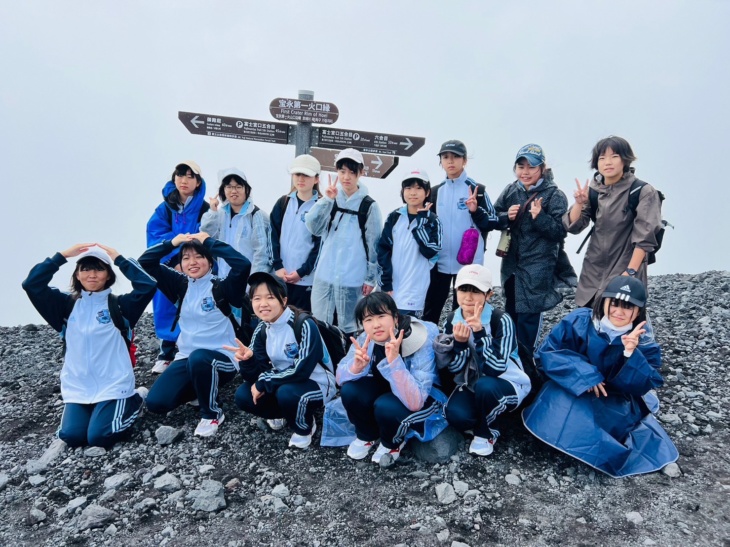 樹徳中学校・高等学校の生徒が富士山で記念撮影するようす