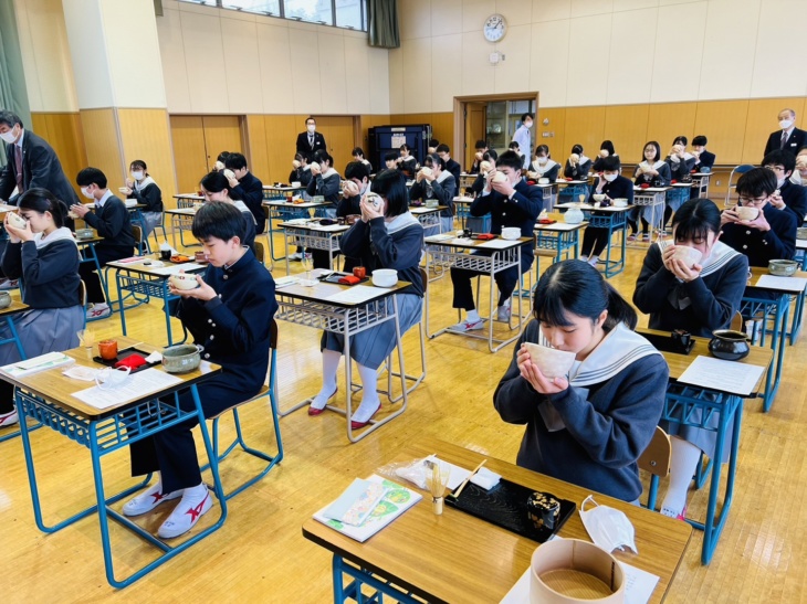 樹徳中学校・高等学校の生徒が茶道の授業を受けるようす