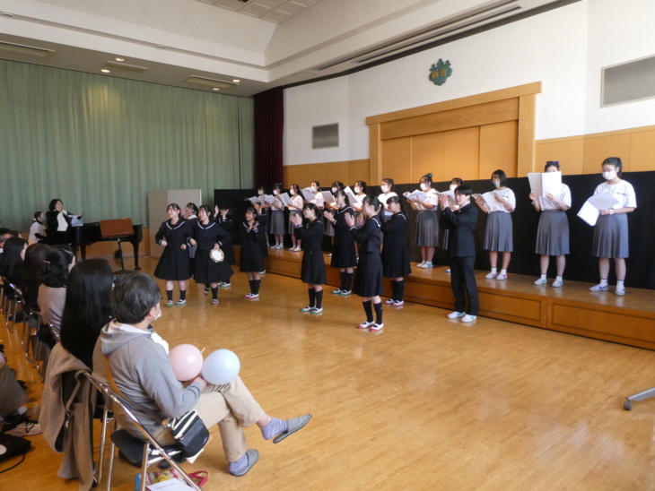 樹徳中学校・高等学校の音楽部の生徒が発表を行うようす