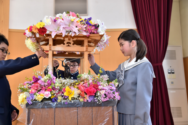 樹徳中学校・高等学校の生徒が花祭りを行うようす