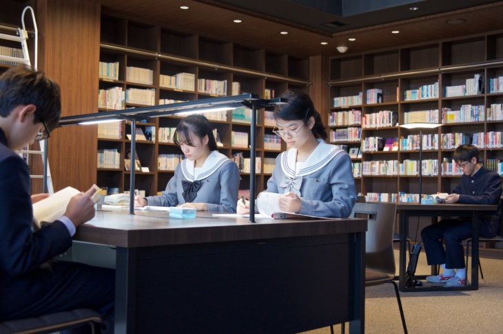 樹徳中学校・高等学校の生徒が図書館で勉強するようす