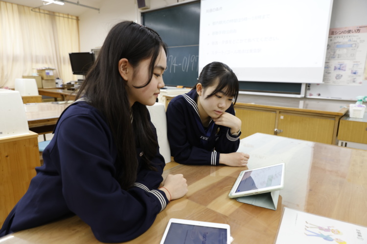 「日本女子大学附属中学校・高等学校」の生徒たち