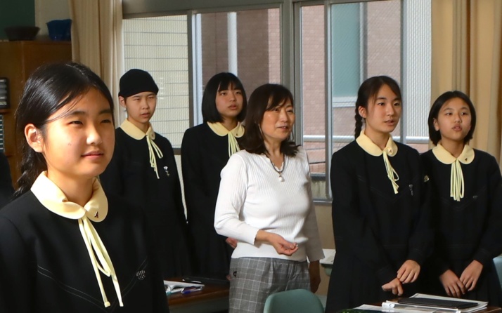 鹿児島純心女子中・高等学校で学ぶ生徒たちの様子