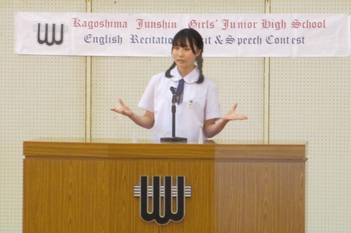 鹿児島純心女子中・高等学校の英語暗唱スキット弁論大会の様子