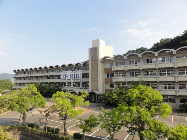 「香川県立高松北中学校・高等学校」の外観（夏）