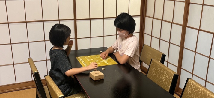 KAI将棋教室で対局する子どもたち