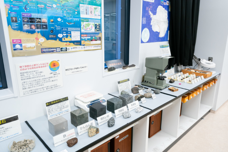 地学実験室に展示されている深成岩をブロック状にした展示