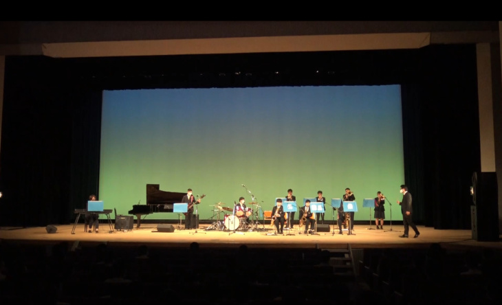 ステージ上で楽器を演奏する海星中学校・海星高等学校の生徒たち