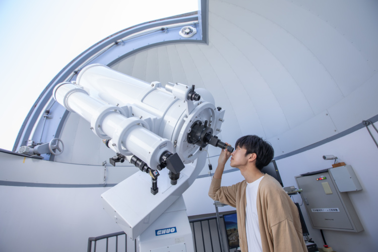 天体望遠鏡を覗く様子