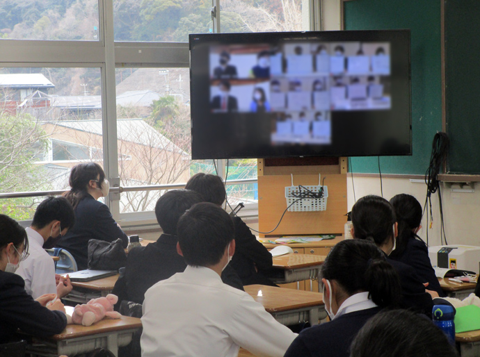 横浜国立大学教育学部 附属鎌倉中学校の生徒が探究学習「LIFE」で議論する様子