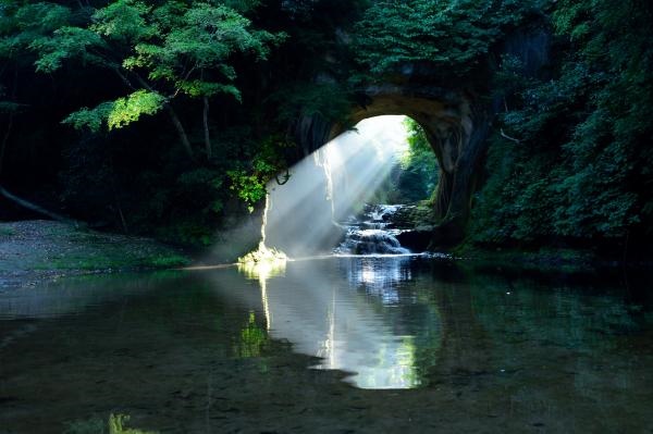 清水渓流広場「亀岩の洞窟」の様子