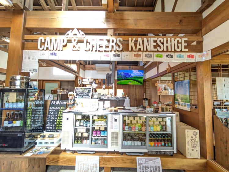 「CAMP＆CHEERS KANESHIGE」に併設のCAFE&TAPROOM内の売店コーナー