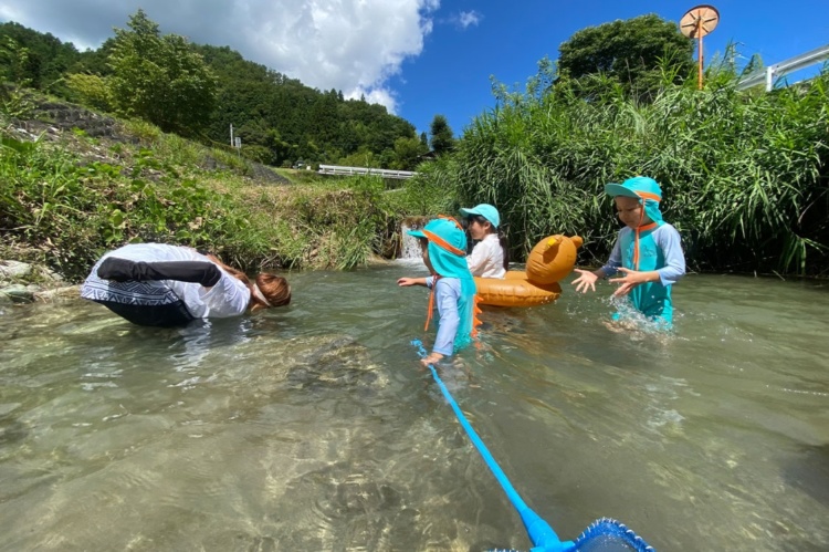 「CAMP＆CHEERS KANESHIGE」の傍らを流れる「南の沢川」で水遊びをするご家族