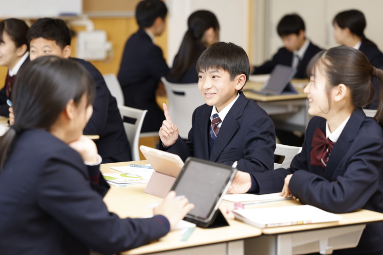 関西大倉中学校・高等学校の生徒たちがディスカッションするようす