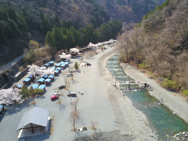 神奈川県相模原市にある「神之川キャンプマス釣り場」全体を上空から眺める