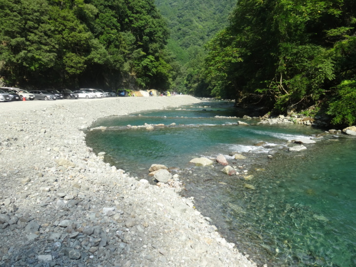 神奈川県相模原市にある「神之川キャンプマス釣り場」沿いを流れる神之川