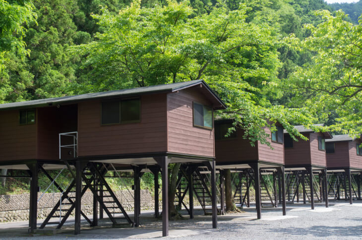 神奈川県相模原市にある「神之川キャンプマス釣り場」のバンガローの外観