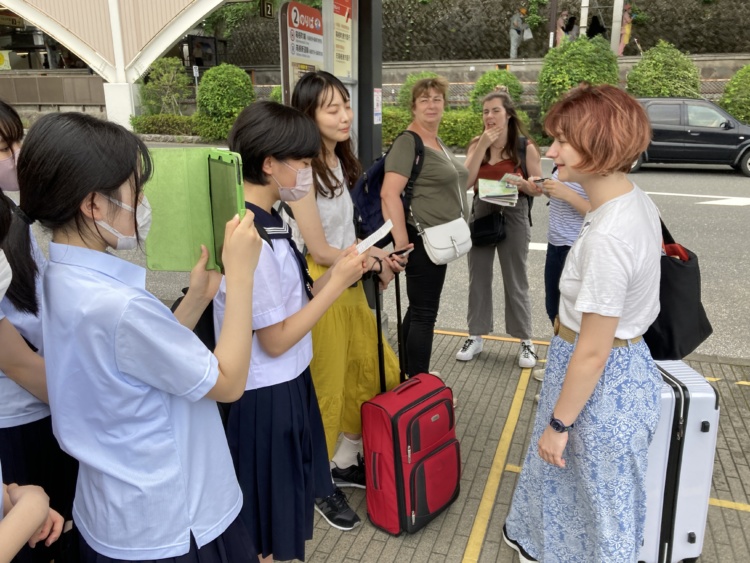 観光客と話す函嶺白百合学園中学校・高等学校の生徒