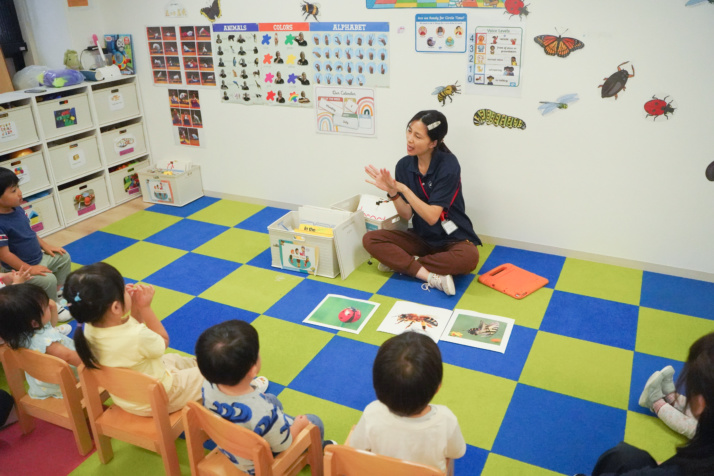 手遊びをするさくらインターナショナルスクールの子ども達