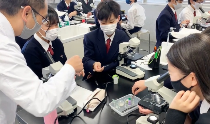 関東学院中学校・高等学校の実験の授業