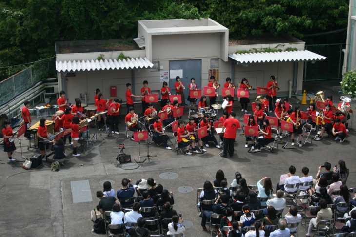 加藤学園暁秀中学校・高等学校の吹奏楽部が生徒の前で演奏するようす