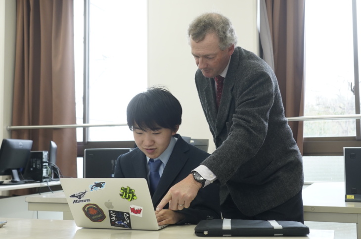 加藤学園暁秀中学校・高等学校の生徒が授業を受けるようす