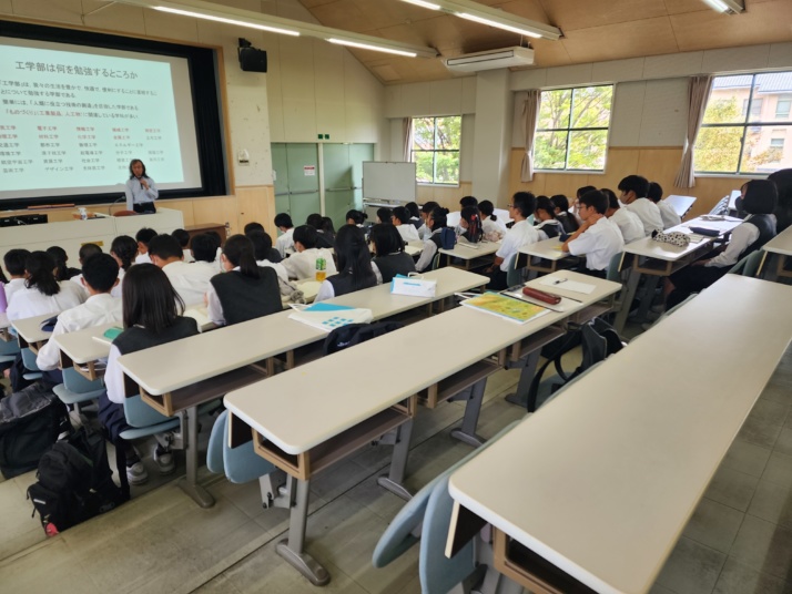 滋賀県立大学でアカデミックプログラムを受講する河瀬中学校・高等学校の生徒たち