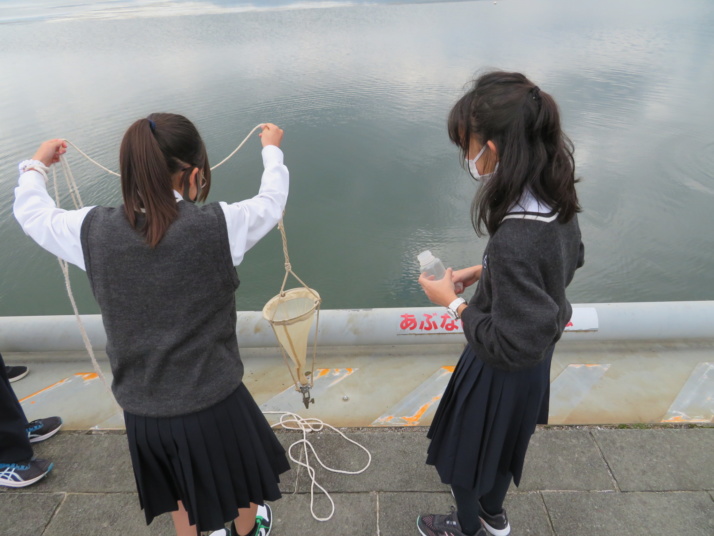 アカデミックプログラムで琵琶湖の水質調査を行う河瀬中学校・高等学校の生徒たち