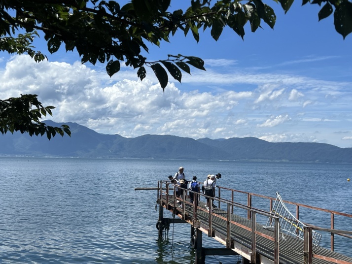 琵琶湖の沖島にある漁業組合を訪問する河瀬中学校の科学部