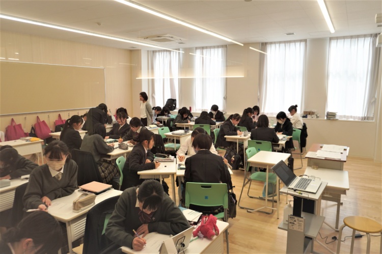 京華女子中学・高等学校のグループワークの授業風景