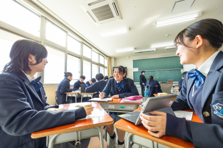 啓明学園中学校高等学校の生徒がグループで課題に取り組むようす