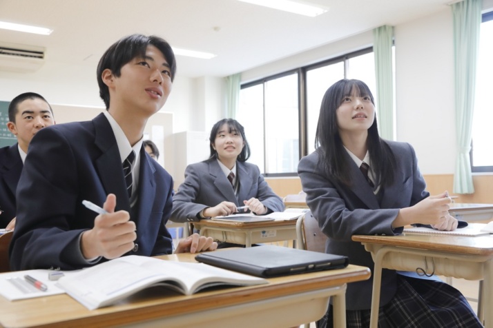 山口県宇部市にある慶進高等学校の授業風景