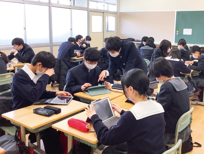 慶進中学校のICTツールを活用した授業の様子